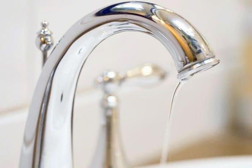 Zoek de neopreen klepzitting in een gat aan de onderkant van de kraanbehuizing