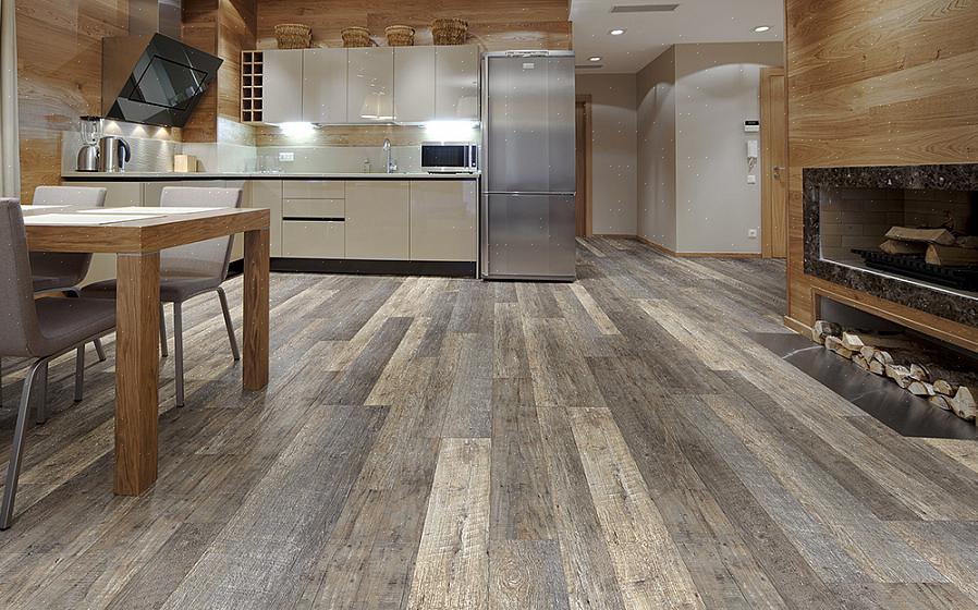 Deze foto toont een keuken met een prachtige hardhouten vloer van Golden Teak