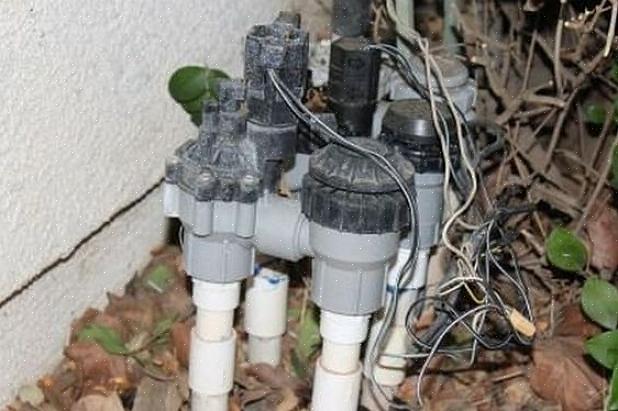 Zorg er bij het selecteren van de nieuwe klep voor dat de PVC-adapters in de klepvoeten passen voordat
