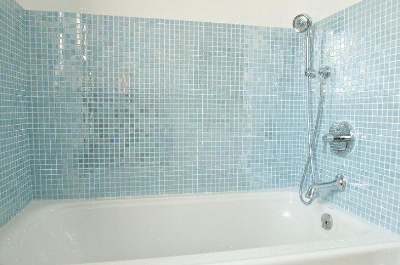Deze douche met mozaïektegels maakt gebruik van grote delen van een verfijnde houtskool uit Hakatai