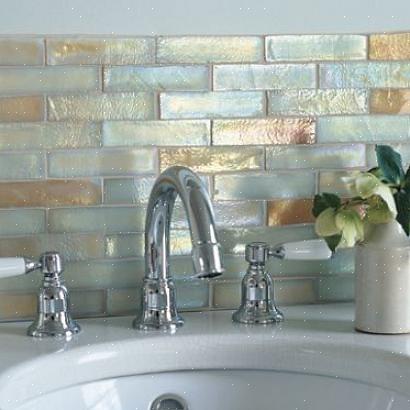 Deze douche met mozaïektegels glinstert in blauw glas