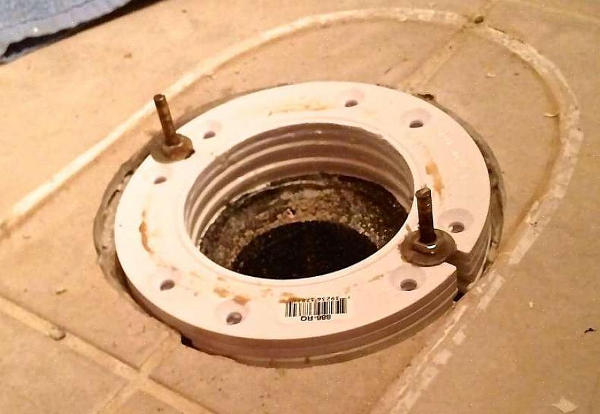 Een toiletflensverlenger past over de bestaande flens om de afvoeraansluiting te verhogen ten opzichte