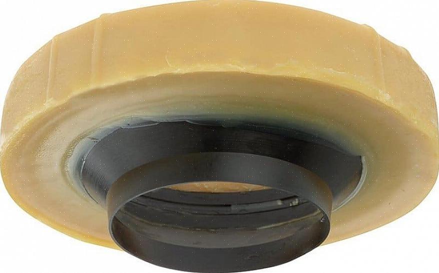 Onder de toiletbodem zit een ronde toiletflens die het toilet verbindt met de afvoerleiding