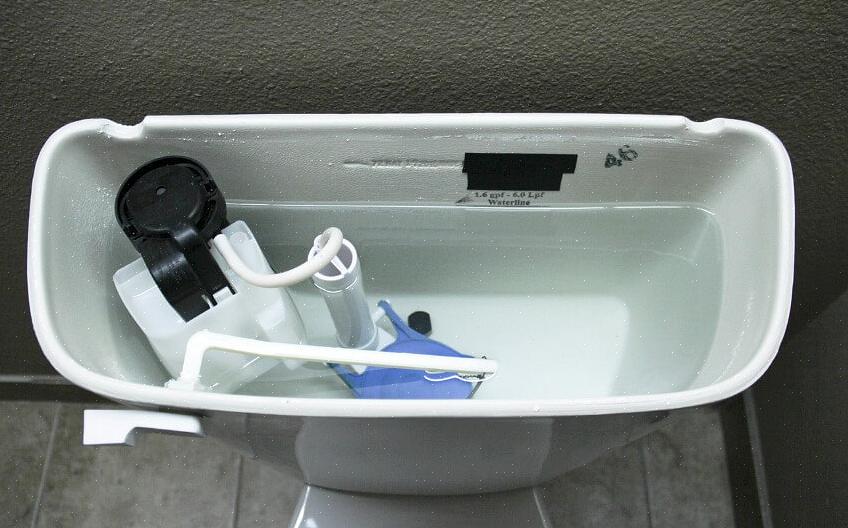 Pas het waterpeil aan door de koperen vlotterstang voorzichtig omhoog te buigen om het waterpeil te verhogen