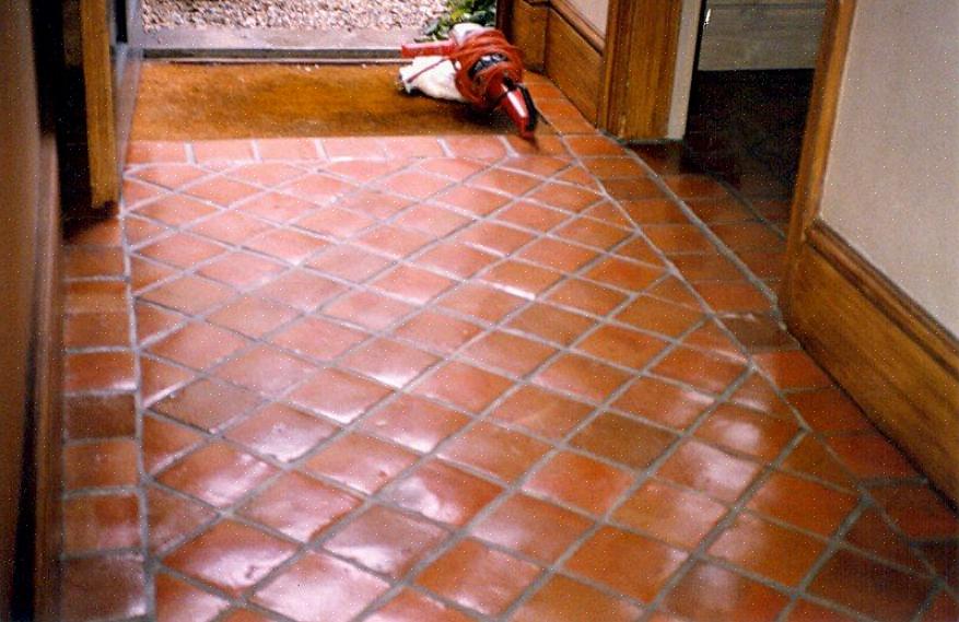 Terracottategels zijn een natuurlijk materiaal met kleurvariaties die worden bepaald door de locatie waar