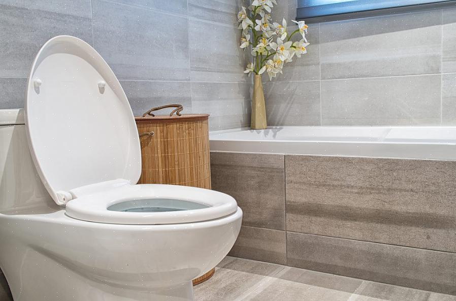 Een toilettank kan scheuren hebben boven of onder het waterniveau