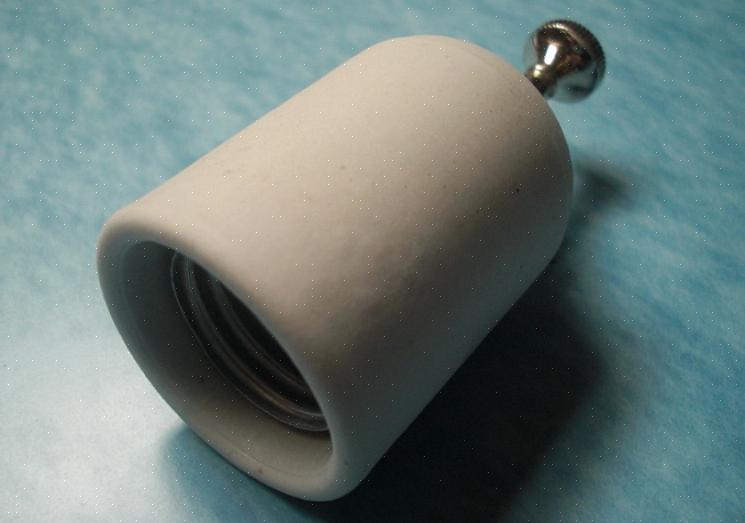 Een drieweglamp met schroefvoet heeft hetzelfde middencontact als een gewone gloeilamp