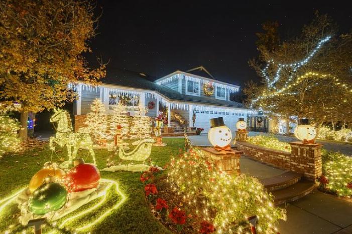 Een andere mogelijke overbelasting komt van het aansluiten van kerstverlichting op verlichtingsarmaturen