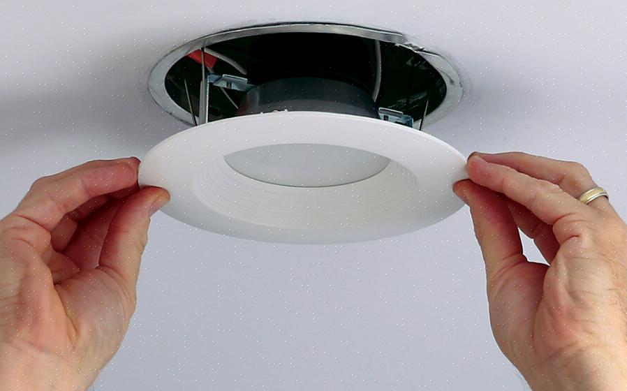 Nu de basis van de plafondlamp is voorbereid