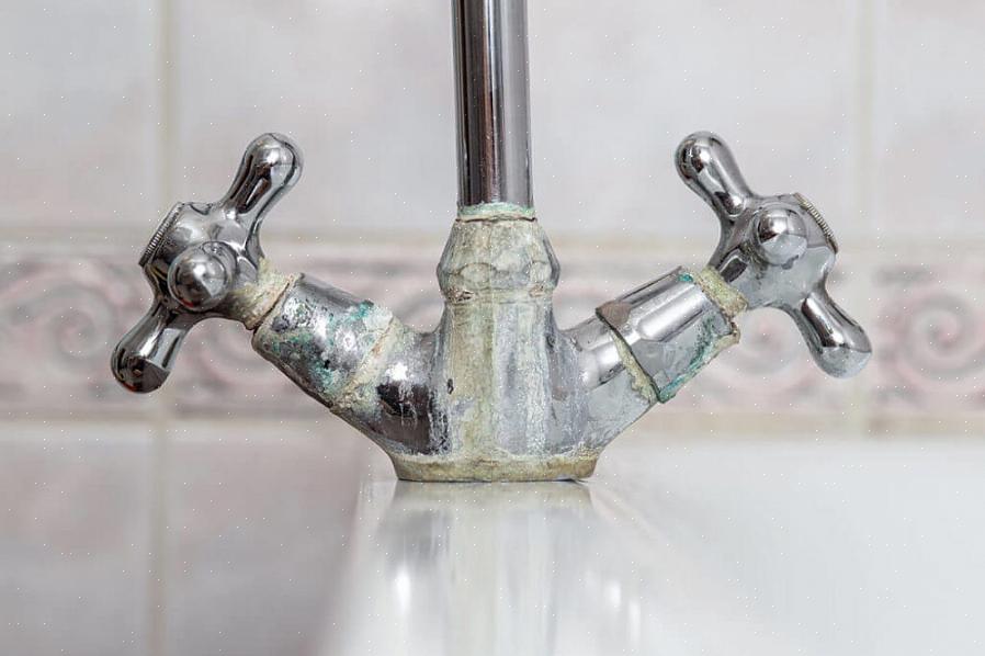 De mineralen in hard water reageren met zeep om zeepresten te creëren