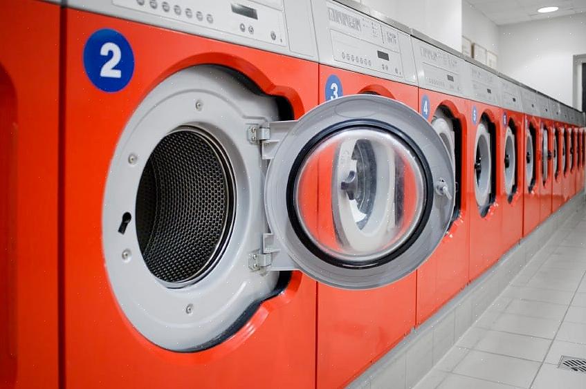 Als die willekeurige rode sok in een witte lading kleren valt