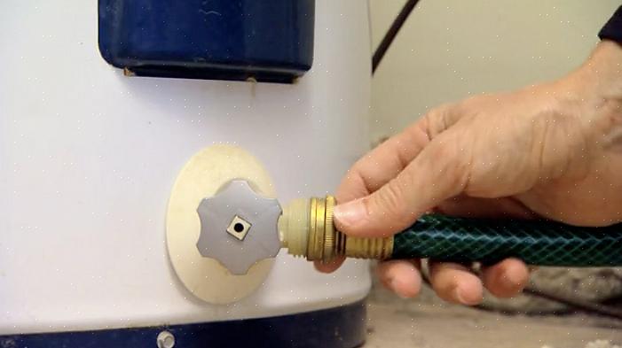 De aftapkraan aan de onderkant van de boiler is een zilver- of messingkleurige klep met een draadeind