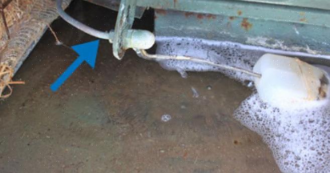 Het waterpeil in een moeraskoeler wordt geregeld door een eenvoudige vlotterklep die in de unit zit