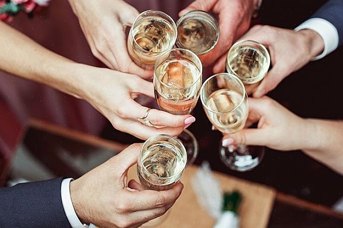 De getuige is meestal de eerste die een toespraak houdt of proost op het paar tijdens de huwelijksreceptie