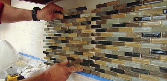 Aantrekkelijke tegel-backsplash-installatie vindt plaats in de voorbereidingsfase