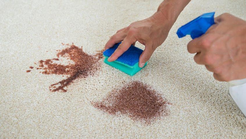 Het bleken van slechts één vlek op een kledingstuk kan resulteren in ongelijkmatige kleurverwijdering