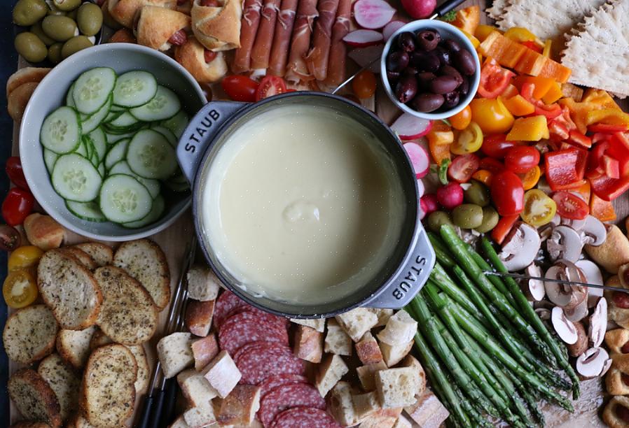 Een Aziatische hot-pot-type waarbij vlees wordt gekookt in olie of bouillon