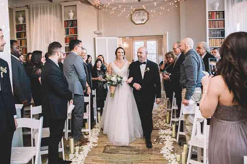 Begeleid door haar ouders met links haar vader