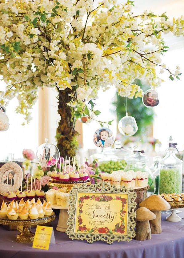 Een bord gevuld met theesandwiches zal het thema van Alice's Adventures in Wonderland versterken