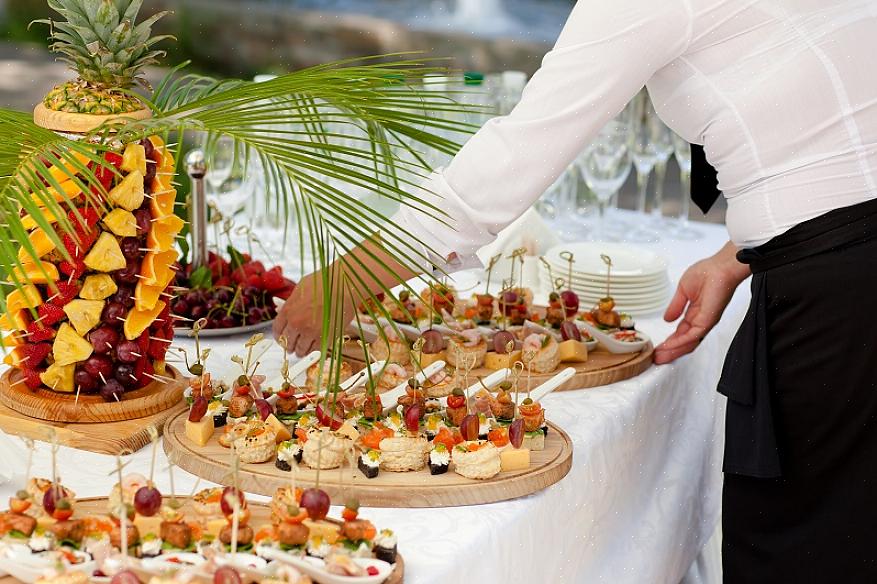 Als ze worden geserveerd in een cocktailsaus met een kleine vork die op de zijkant van het bord rust