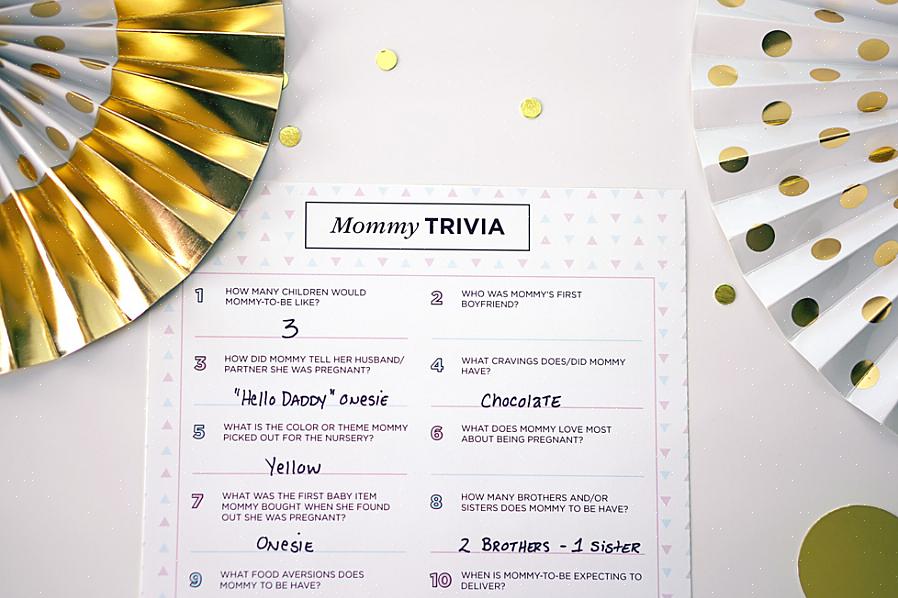 De aanstaande ouders op om babyshower-trivia te spelen