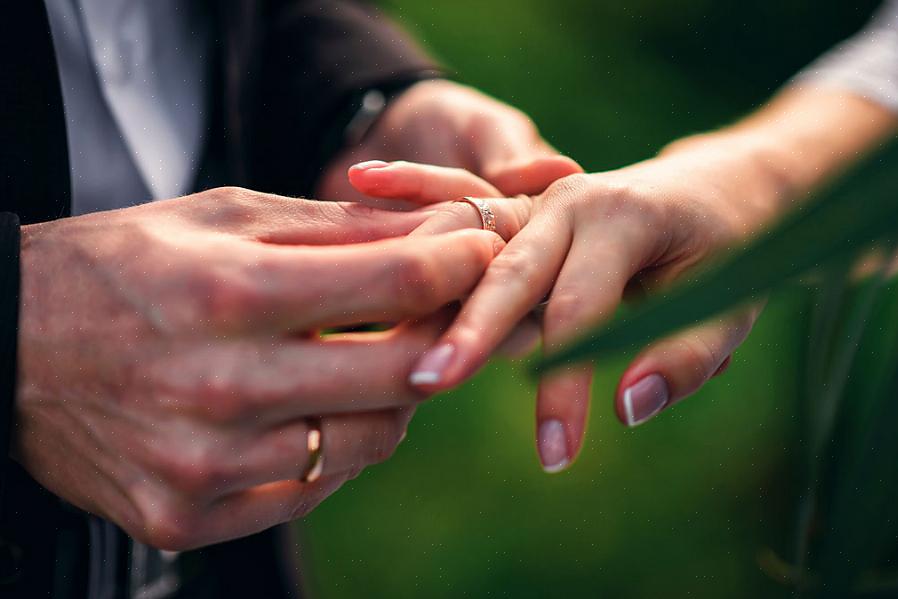 Ik vraag u deze ring te dragen als herinnering aan de geloften die we vandaag