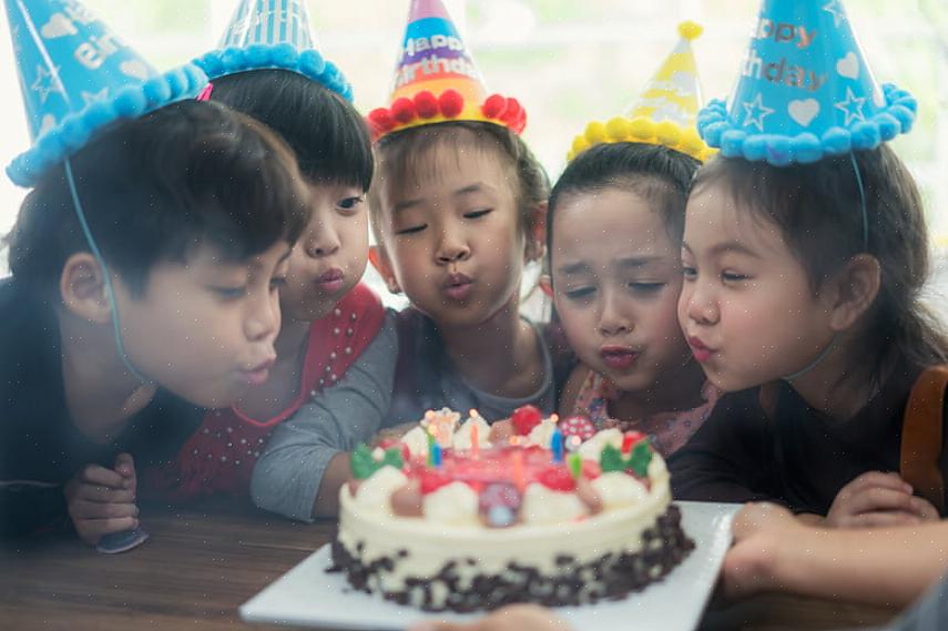 Direct in zomerse pret te duiken tijdens een winterfeest bij het zwembad