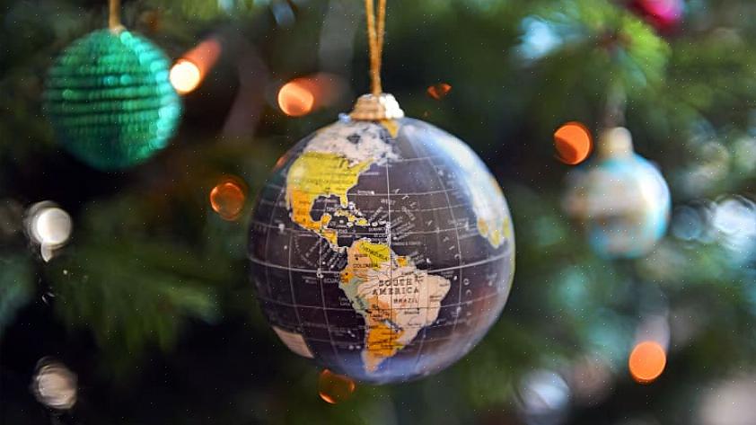 Er wordt aangenomen dat de kerstboom van een getrouwd stel 12 specifieke ornamenten nodig heeft voor geluk