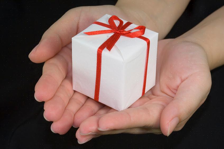 Het geven van geschenken op kantoor kan een lastige situatie zijn