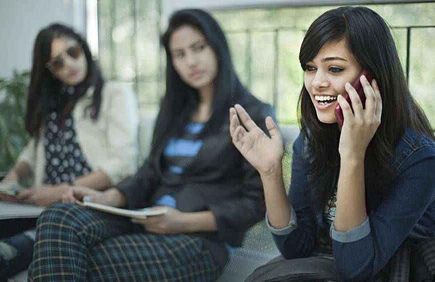 Fluisteren sluit alle mensen uit die bij het rustige gesprek betrokken zijn