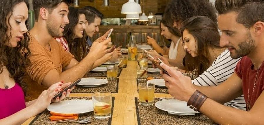 Begint te chatten of sms'en terwijl jullie samen zijn