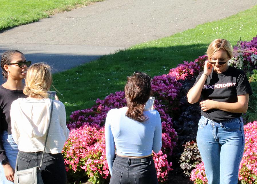 De handeling van een persoon die aan de telefoon chat