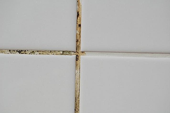 Waarbij u het blad loodrecht op het tegeloppervlak houdt