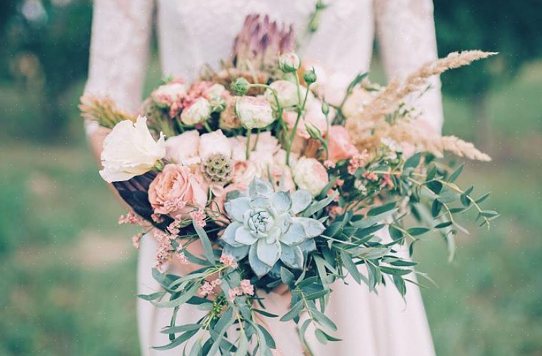 Bruiloftsbloemen plukken in het seizoen kan u een hoop geld besparen omdat ze gemakkelijker te verkrijgen