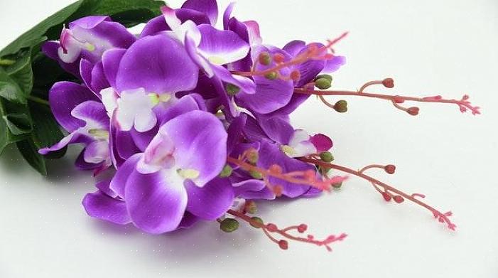 Een kristallen accentpin is een gemakkelijke manier om een beetje sprankeling aan zijn corsages te geven