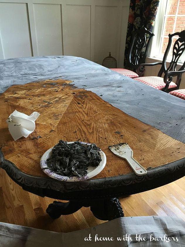 We besloten om een verfafbijtmiddel te gebruiken op een oude geschilderde melkdeur om deze terug te brengen