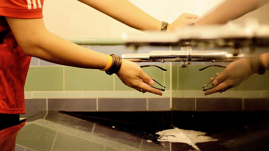 Ze vervolgens in een ontsmettingsoplossing laten weken om bacteriën te doden