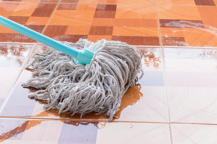 Half bleekmiddel in een schone emmer (genoeg om de mopkop te bedekken)