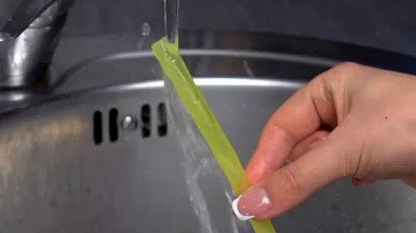 Laat het rechtop drogen in een schoon glas of afdruiprek