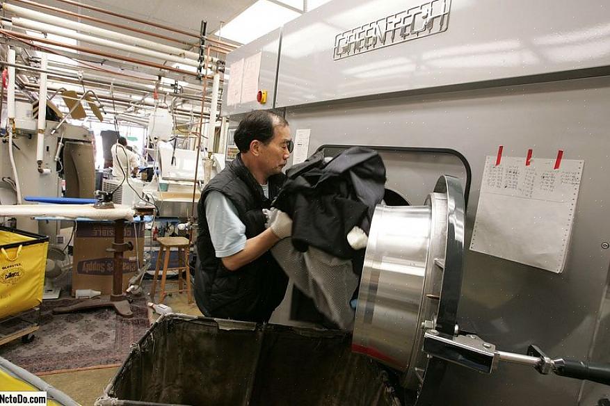 Het droge reinigingsproces werkt erg goed bij het verwijderen van vlekken op oliebasis dankzij het chemische