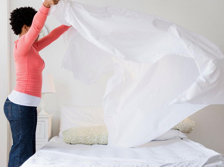 Verwijder eventuele vlekken op de matras door een pasta van zuiveringszout