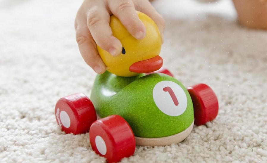 Oppervlaktedoekjes zijn een geweldige manier om plastic speelgoed schoon te maken dat batterijen bevat