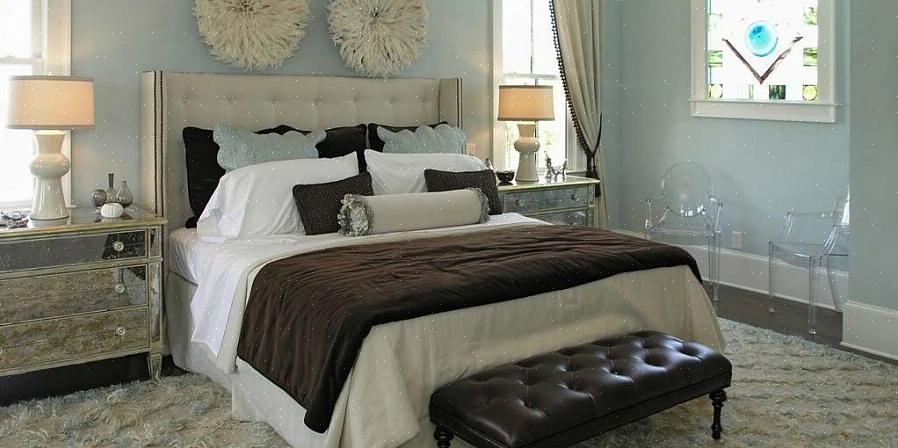 Het principe van de feng shui-commandopositie wordt toegepast in de slaapkamer door hoe u uw bed