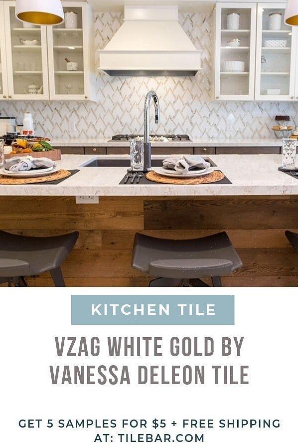 Een neutrale tegel-backsplash kan kleur toevoegen zonder de aard van een witte keuken te veranderen