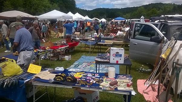 Denk je aan een kermis en tafels vol rotzooi