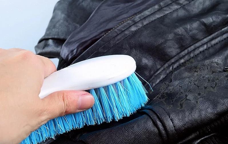 Blijf naar een schoon gedeelte van de doek gaan terwijl de vlek wordt overgebracht