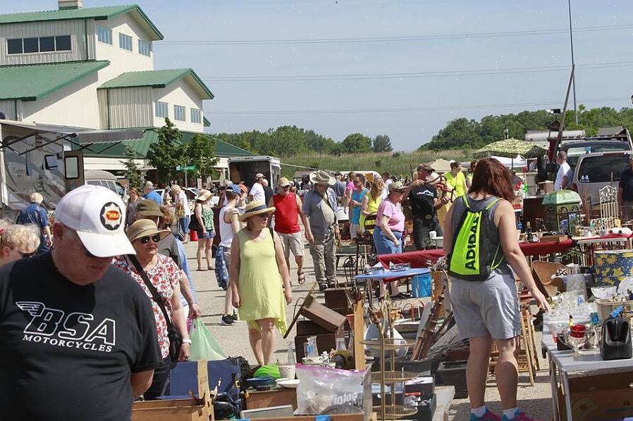 Op de vlooienmarkt van Kane County vullen tot 1000 dealers het beursterrein met nieuwe