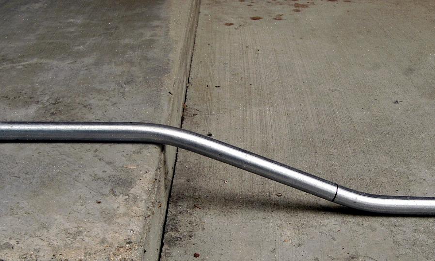 Een eenvoudige buisbuiger is het enige speciale gereedschap dat u nodig hebt om de EMT-buis te buigen