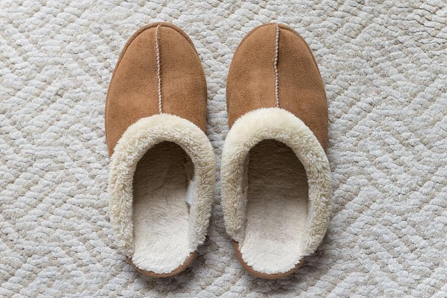 Slippers kunnen ook met de hand worden gewassen in een gootsteen in warm water met ongeveer een theelepel
