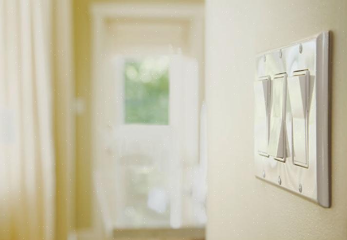 Doorgaans worden wandschakelaars voor verlichtingsarmaturen in standaard woningbouw zo ingesteld